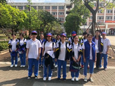 “情暖夕阳 共建和谐”——海口市琼山中学学雷锋志愿服务活动